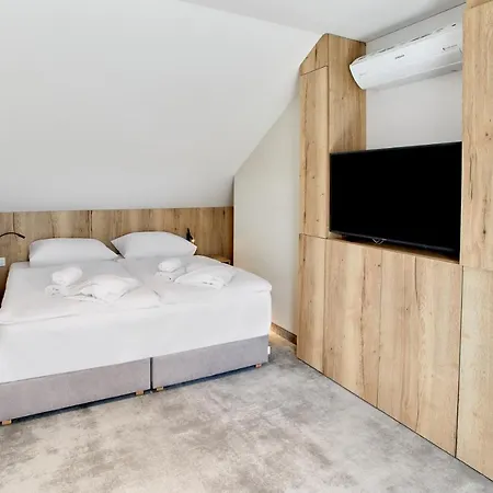Hotel Okra & 3*